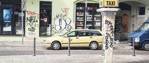 Warten auf bessere Zeiten. Die Taxibranche war durch Billiganbieter wie Uber und andere Fahrdienstanbieter ohnehin schon gebeutelt. Nun kommt Corona dazu.