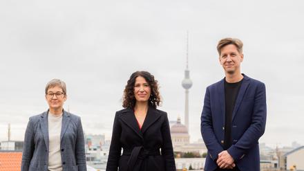 Ulrike Gote (Bündnis 90/Die Grünen, l-r), designierte Berliner Senatorin für Gesundheit und Wissenschaft, Bettina Jarasch (Bündnis 90/Die Grünen), designierte Berliner Senatorin für Umwelt, Verkehr, Klimaschutz und Verbraucherschutz, und Daniel Wesener (Bündnis 90/Die Grünen), designierter Berliner Finanzsenator, stehen nach einer Pressekonferenz der Berliner Grünen zu Personalvorschlägen für die von ihnen zu besetzenden Senatsressorts auf einer Dachterrasse. +++ dpa-Bildfunk +++