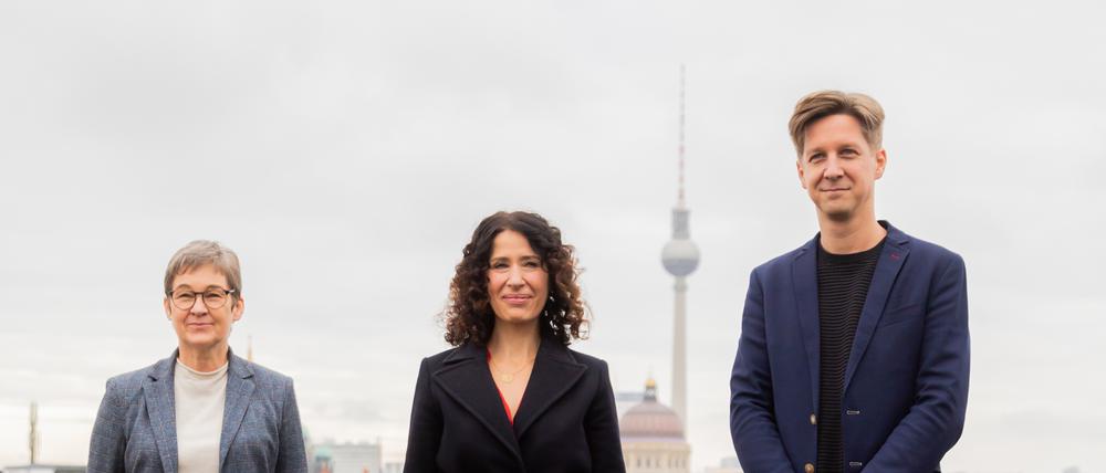 Ulrike Gote (Bündnis 90/Die Grünen, l-r), designierte Berliner Senatorin für Gesundheit und Wissenschaft, Bettina Jarasch (Bündnis 90/Die Grünen), designierte Berliner Senatorin für Umwelt, Verkehr, Klimaschutz und Verbraucherschutz, und Daniel Wesener (Bündnis 90/Die Grünen), designierter Berliner Finanzsenator, stehen nach einer Pressekonferenz der Berliner Grünen zu Personalvorschlägen für die von ihnen zu besetzenden Senatsressorts auf einer Dachterrasse. +++ dpa-Bildfunk +++