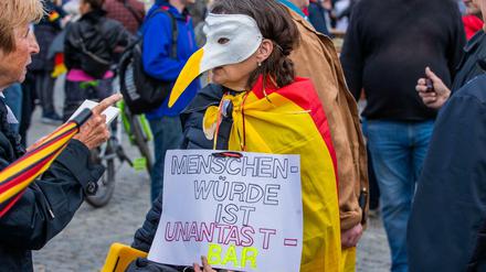 Eine Frau in Schwerin beim Protest gegen die Corona-Schutzmaßnahmen