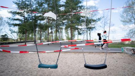 Sechs Wochen lang waren alle Spielplätze in Berlin geschlossen. Jetzt öffnen sie nach und nach wieder.