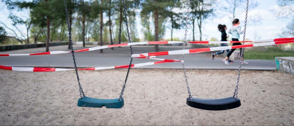Sechs Wochen lang waren alle Spielplätze in Berlin geschlossen. Jetzt öffnen sie nach und nach wieder.