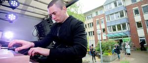 Der Organist Cameron Carpenter vor einem Seniorenheim in Berlin-Spandau. 