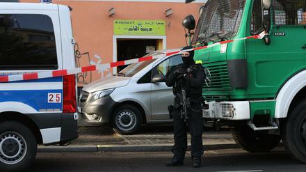 Die Polizei steht vor der Al-Irschad-Moschee in Berlin.