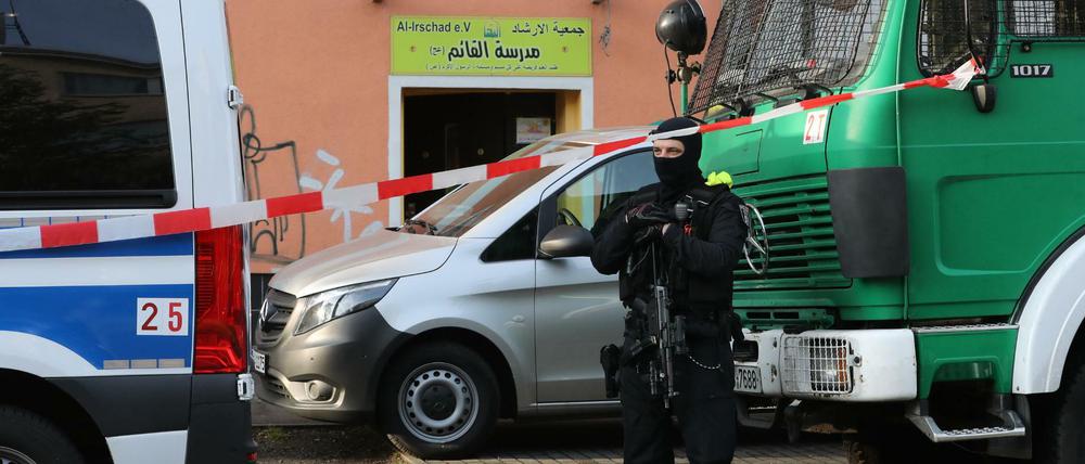 Die Polizei steht vor der Al-Irschad-Moschee in Berlin.