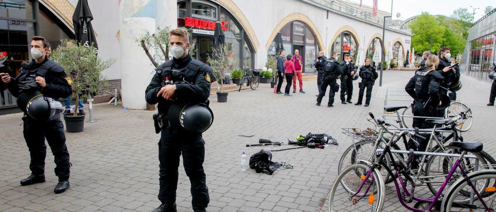 Ausrüstung eines Kamerateams liegt nach einem Übergriff zwischen Alexanderplatz und Hackescher Markt auf dem Boden.