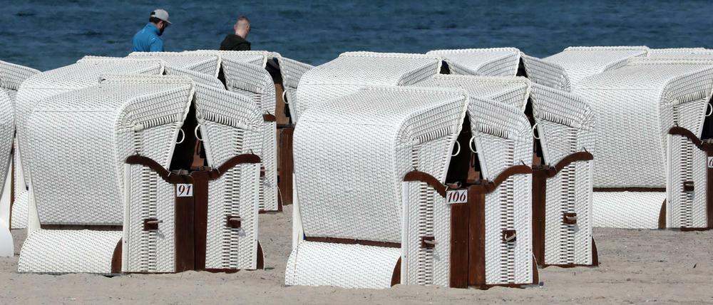 Die Strandkörbe warten schon: Die Tourismusbranche in Mecklenburg-Vorpommern hofft auf weitere Lockerungen.