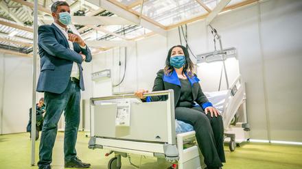 Gesundheitssenatorin Dilek Kalayci (SPD) und der SPD-Fraktionsvorsitzende Raed Saleh besichtigen das Zentrum.