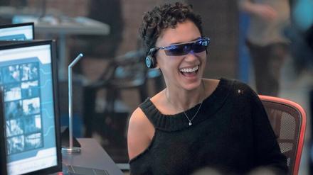 Nora (Andy Allo) verwaltet das postmortale Paradies von „Lakeview“. 