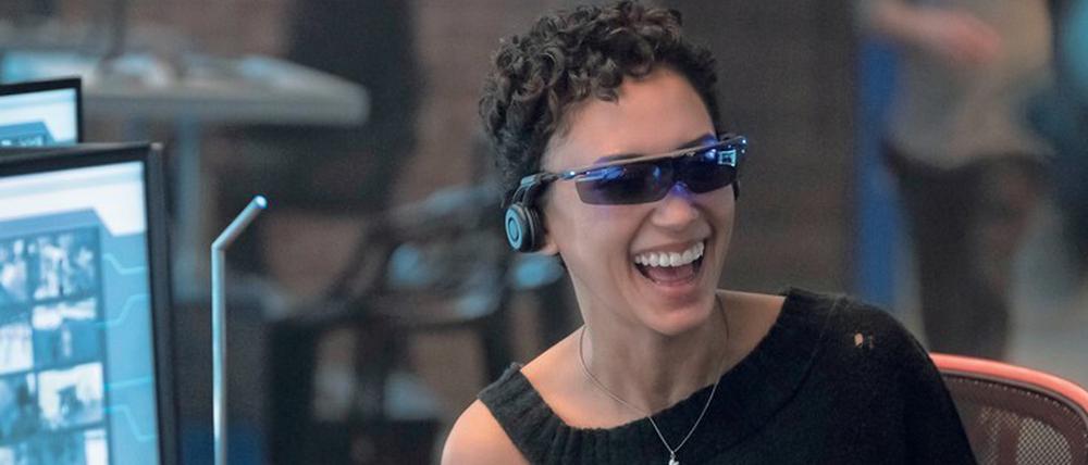 Nora (Andy Allo) verwaltet das postmortale Paradies von „Lakeview“.