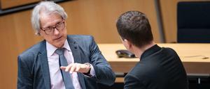 Finanzsenator Matthias Kollatz (l, SPD) im Gespräch mit Kultursenator Klaus Lederer (Linke).
