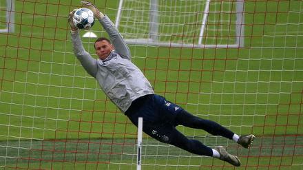 Kleingruppen-Torwart. Manuel Neuer beim Training.