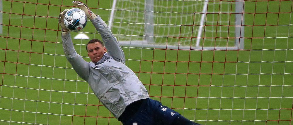 Kleingruppen-Torwart. Manuel Neuer beim Training.