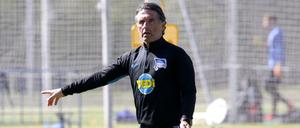 Wenn auch eingeschränkt, so kann Herthas neuer Trainer Bruno Labbadia seinen Spielern auf dem Rasen doch etwas beibringen. Auf Zweikämpfe wird natürlich verzichtet.