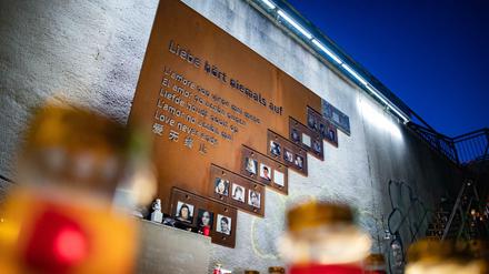 Gedenken an der Unglücksstelle der Loveparade 2010