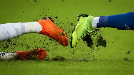 Gerangel auf dem Rasen. Bald soll es wieder losgehen mit der Bundesliga.