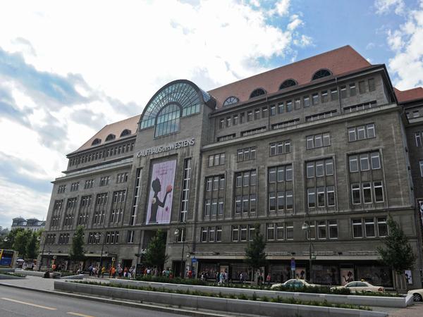 Das Kaufhauses des Westens (KaDeWe) in der Tauentzienstraße in Berlin-Schöneberg.