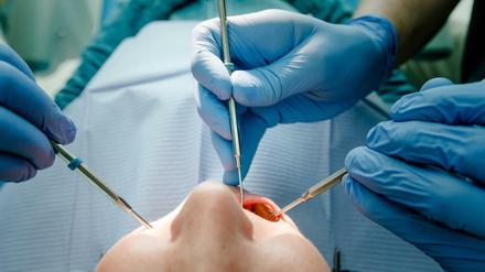 Schmerzhaft für Zahnärzte. Die versprochenen Corona-Hilfen werden zum reinen Darlehen umgewandelt.