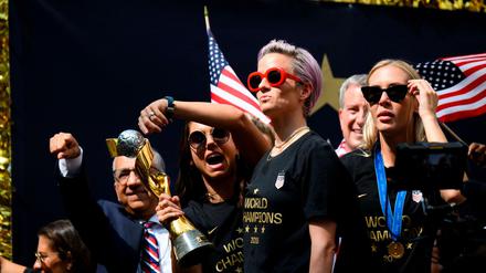 Megan Rapinoe (mit roter Brille) und ihre Teamkolleginnen haben 2019 den WM-Titel gewonnen. 