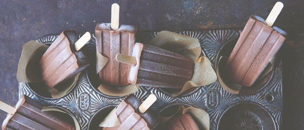 Einfach gemacht ohne Eismaschine: Schoko-Fudge-Stieleis