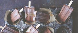 Einfach gemacht ohne Eismaschine: Schoko-Fudge-Stieleis