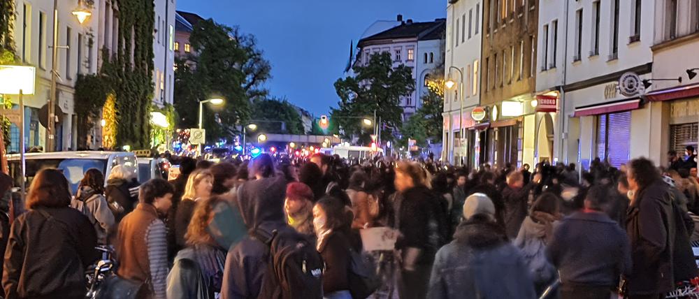 Um 21 Uhr gibt es in der Mariannenstraße kein Abstandsgebot mehr.