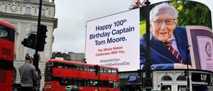 Am Piccadilly Circus in London hängt ein Plakat mit Glückwünschen für Tom Moore zum 100. Geburtstag.