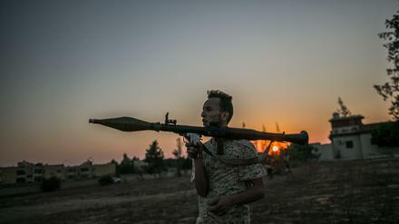 Ein Kämpfer der libyschen Regierungstruppen. 
