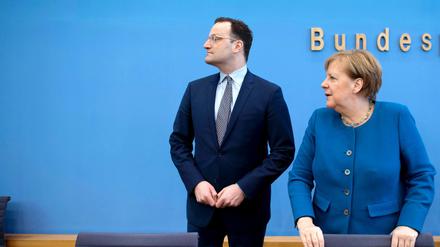 Jens Spahn, Bundesgesundheitsminister, und Bundeskanzlerin Angela Merkel (beide CDU)