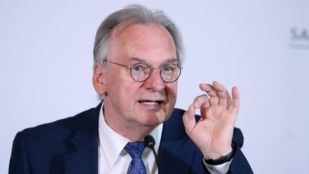 Sachsen-Anhalts Ministerpräsident Reiner Haseloff (CDU) sieht unterschiedlichen Handlungsbedarf bei den Corona-Lockerungen. Gerade Ostdeutschland sei bislang weniger vom Virus betroffen.