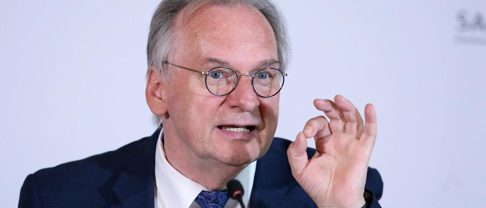 Sachsen-Anhalts Ministerpräsident Reiner Haseloff (CDU) sieht unterschiedlichen Handlungsbedarf bei den Corona-Lockerungen. Gerade Ostdeutschland sei bislang weniger vom Virus betroffen.
