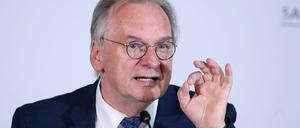 Sachsen-Anhalts Ministerpräsident Reiner Haseloff (CDU) sieht unterschiedlichen Handlungsbedarf bei den Corona-Lockerungen. Gerade Ostdeutschland sei bislang weniger vom Virus betroffen.
