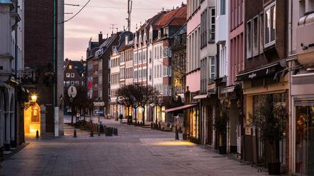 Abends in der Altstadt Düsseldorf, die Berger Straße ist menschenleer.