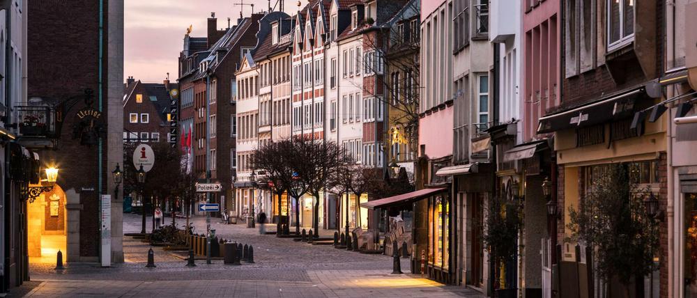 Abends in der Altstadt Düsseldorf, die Berger Straße ist menschenleer.