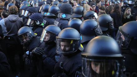 Polizisten teilen die revolutionäre 1. Mai Demonstration in Berlin – dieses Jahr wird die Taktik eine andere sein.