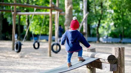 Ein Kind spielt auf einem Spielplatz.