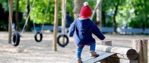 Ein Kind spielt auf einem Spielplatz.