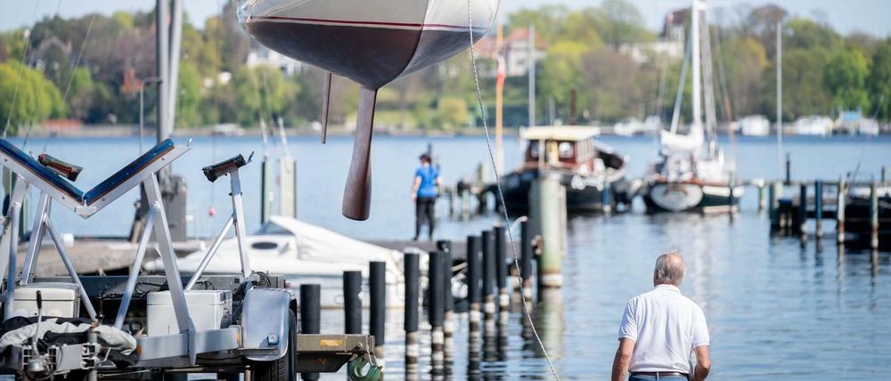 Abgehoben: Ein Segelboot wird im Hafen des Vereins Seglerhaus am Wannsee mit einem Kran ins Wasser gelassen.