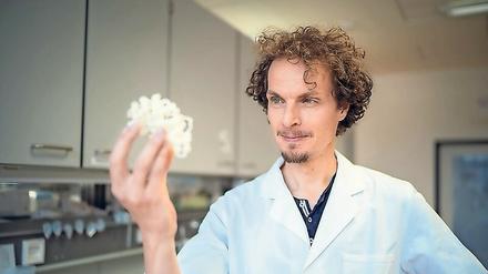 Manchmal hilft ein Modell aus dem 3D-Drucker, sich die dreidimensionale Struktur vorzustellen – auch im Labor für Bioanalytik.