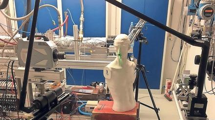 Tests mit Kopfmodell im Labor für Strömungstechnik. Die Mundöffnung wird von dem Laserlicht erfasst, eine Hochgeschwindigkeitskamera hält die Intensität des reflektierten Lichts beim „Ausatmen“ fest.