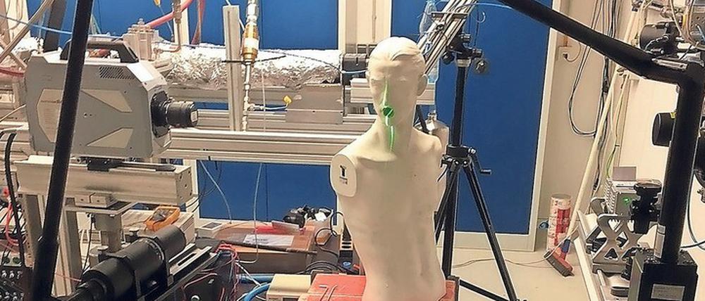 Tests mit Kopfmodell im Labor für Strömungstechnik. Die Mundöffnung wird von dem Laserlicht erfasst, eine Hochgeschwindigkeitskamera hält die Intensität des reflektierten Lichts beim „Ausatmen“ fest.