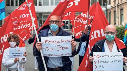 Ärzte und Krankenschwestern bei einem Flashmob vor einem Krankenhaus in Turin.