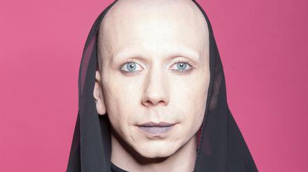 Olympia Bukakkis, Drag-Künstler*in aus Berlin.