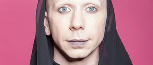 Olympia Bukakkis, Drag-Künstler*in aus Berlin.