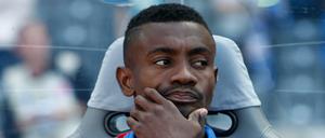 Abschied von der Bank. Salomon Kalou war lange Zeit ein wichtiger Spieler für Hertha BSC. Nun endet sein Engagement für die Berliner auf denkbar unrühmliche Weise.