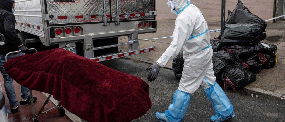 Laut Medienberichten sollen knapp 60 verwesende Leichen in Lastwagen in New York gelagert worden sein. Das Bestattungsunternehmen konnte keine Kühllaster mehr bekommen.