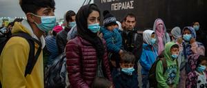 Ankunft im Hafen von Piräus: 400 Migrantinnen und Migranten aus dem überfüllten Lager Moria auf der Insel Lesbos wurden diese Woche auf das griechische Festland verlegt. 