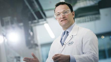 Bundesgesundheitsminister Jens Spahn CDU im Rahmen seines Besuchs bei dem Biotech-Konzern Roche Diagnostics in Penzberg.