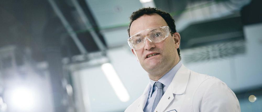 Bundesgesundheitsminister Jens Spahn CDU im Rahmen seines Besuchs bei dem Biotech-Konzern Roche Diagnostics in Penzberg.