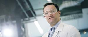 Bundesgesundheitsminister Jens Spahn CDU im Rahmen seines Besuchs bei dem Biotech-Konzern Roche Diagnostics in Penzberg.